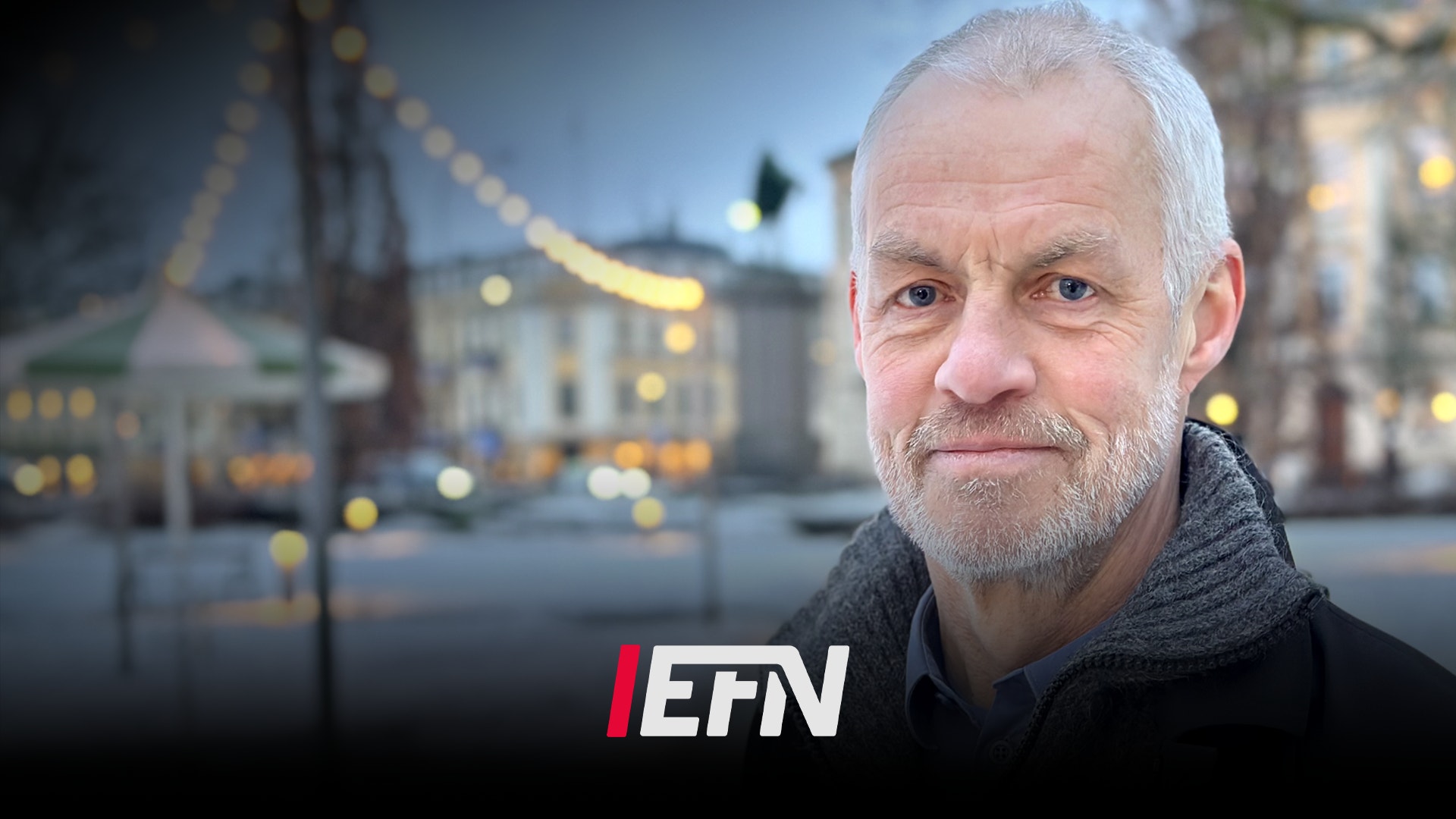 Porträtt av en man mot en belyst stadsmiljö