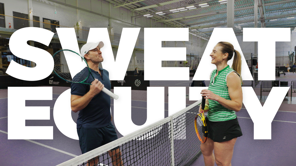 Anders Jensen och Magdalena Kowalczyk pratar på varsin sida av ett tennisnät med Sweat Equity-loggan i bild.
