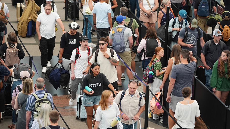 Människor köer till säkerhetskontrollen på flygplatsen i Denver, USA.