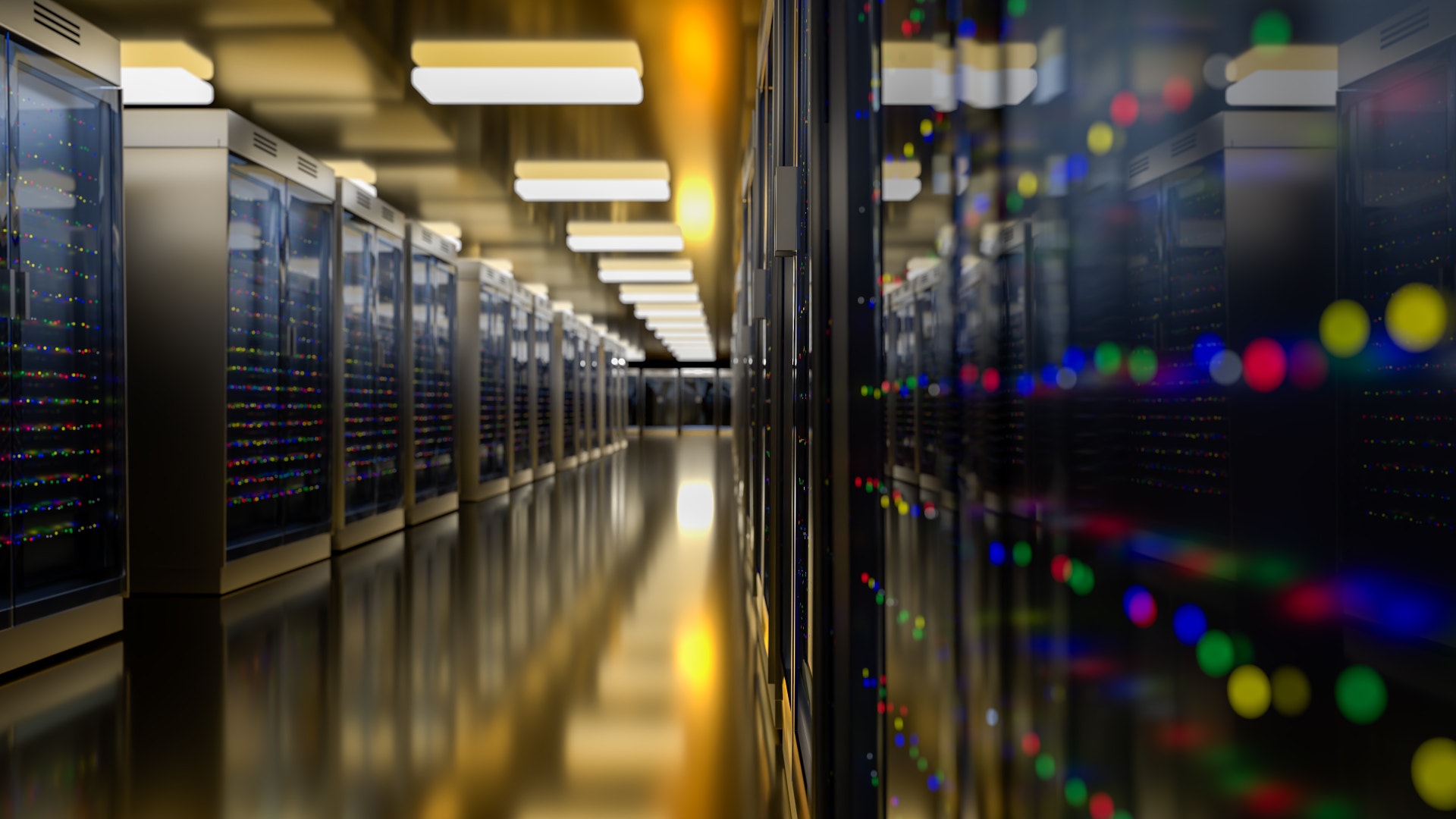 Serverrum med flera serverrack uppställda i långa rader. Serverrack med lysande indikatorer i olika färger. Fluorescerande takbelysning lyser upp det moderna datacenter.