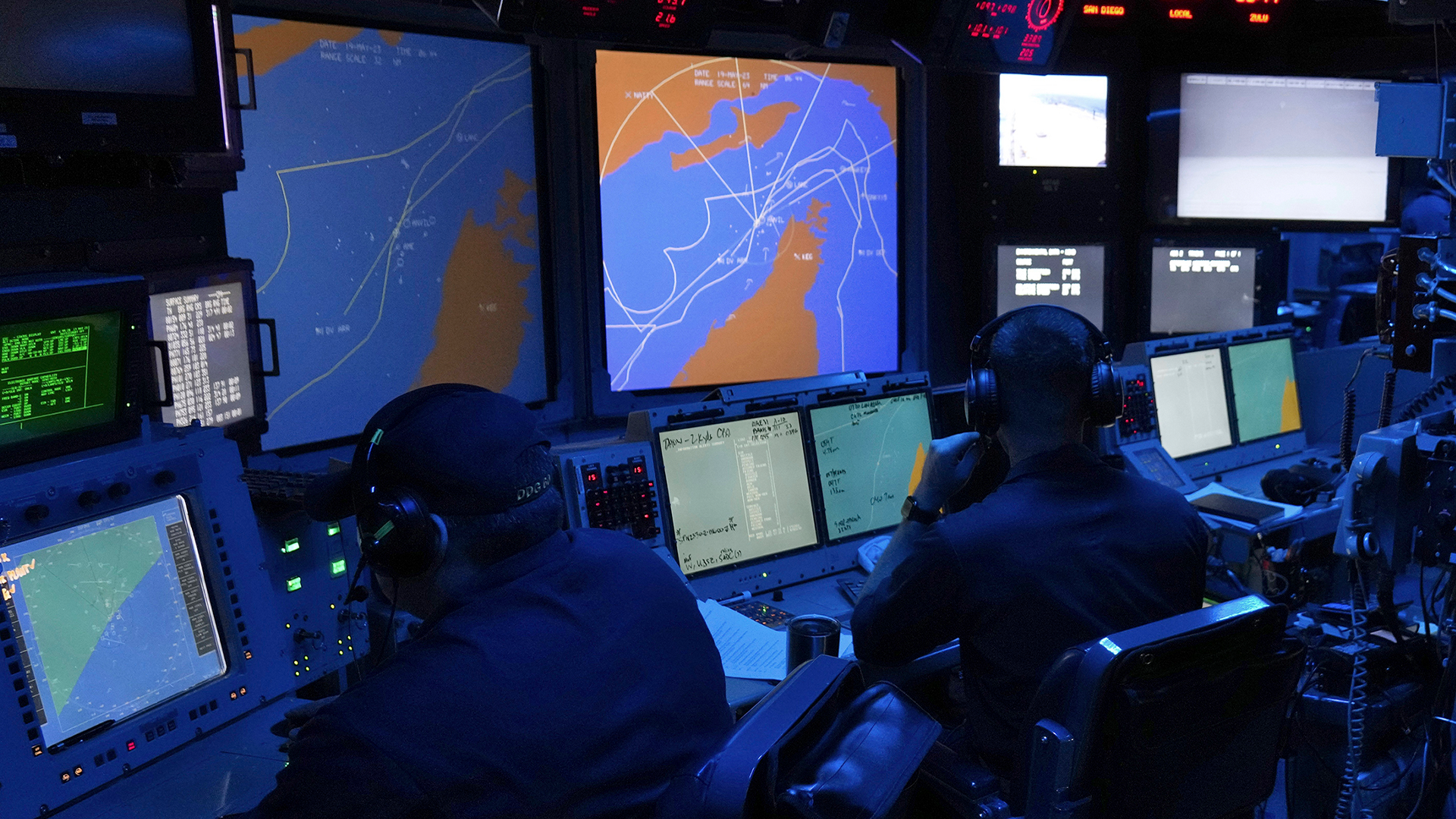 Besättningsmän i den amerikanska flottan övervakar Hormuzsundet ombord på jagaren USS Paul Hamilton i Hormuzsundet den 19 maj 2023.