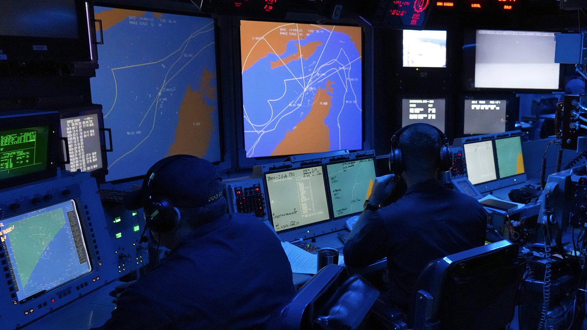 Besättningsmän i den amerikanska flottan övervakar Hormuzsundet ombord på jagaren USS Paul Hamilton i Hormuzsundet den 19 maj 2023.