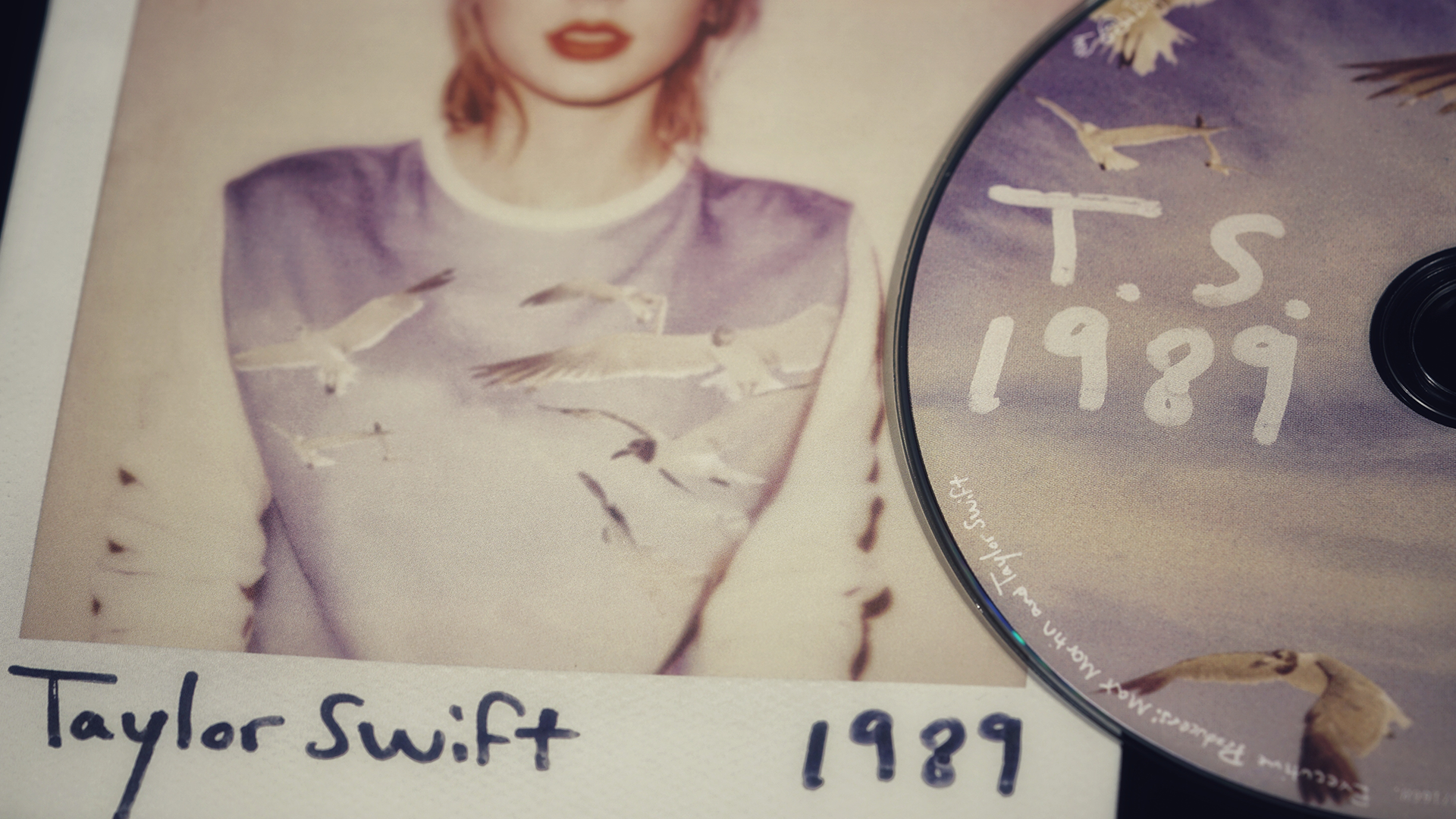 Taylor Swifts album från 1989, på cd och med sammanhängande polaroidbild.