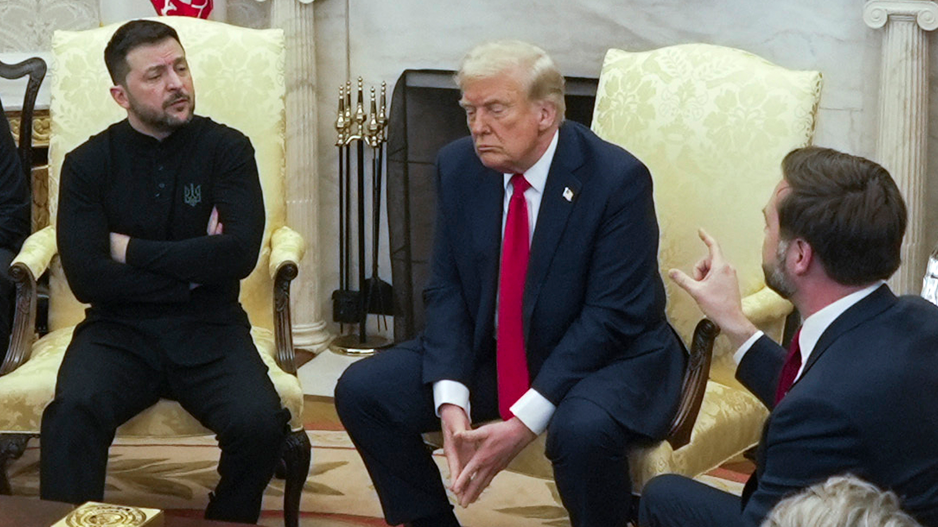 Donald Trump, Volodymyr Zelenskyj och JD Vance sitter i fåtöljer i ett rum och samtalar. Zelenskyj sitter med armarna i kors, och Vance gestikulerar med handen.