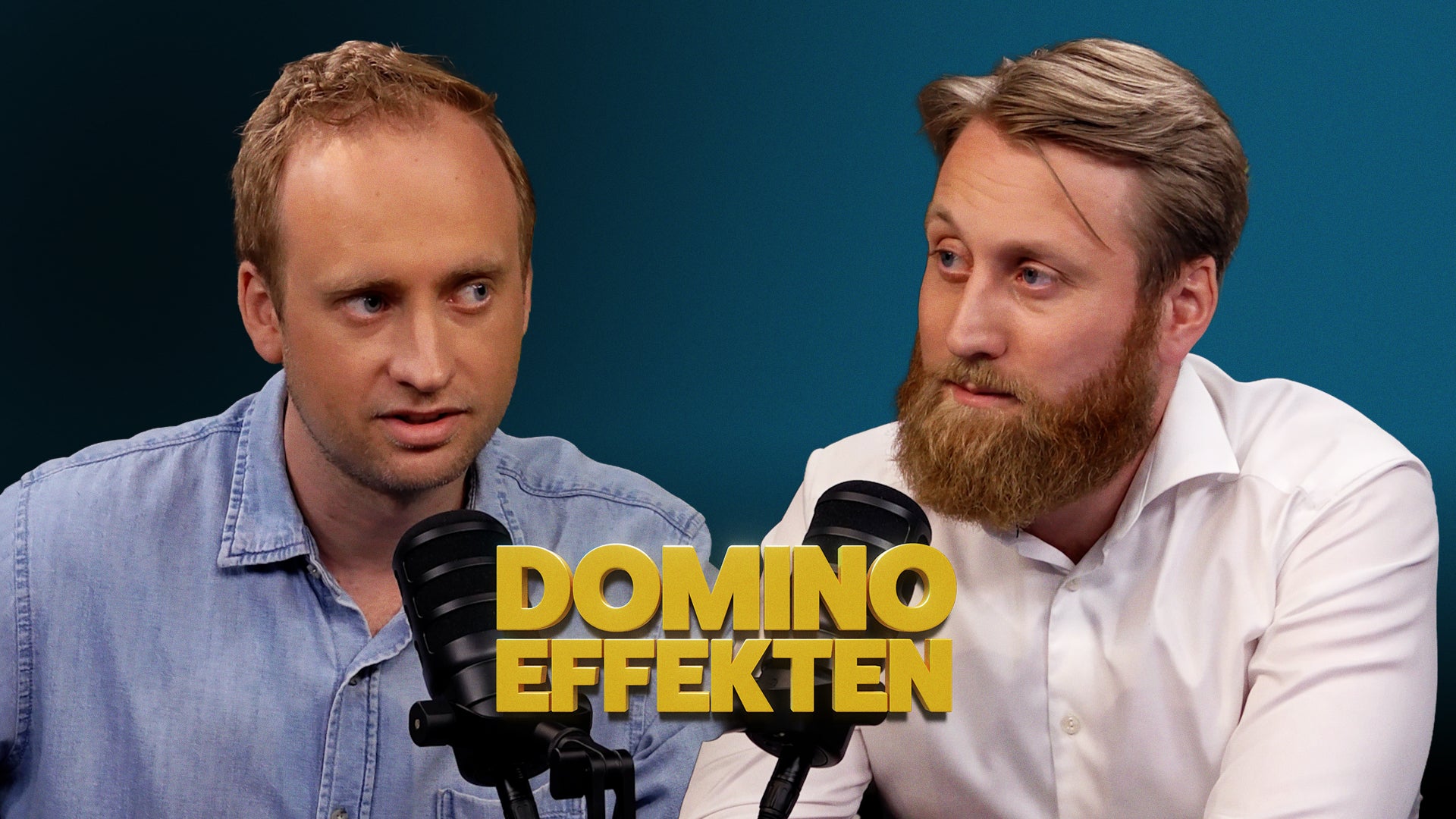 Två män sitter framför mikrofoner och talar. Bakom dem syns texten Domino Effekten mot en blå bakgrund.