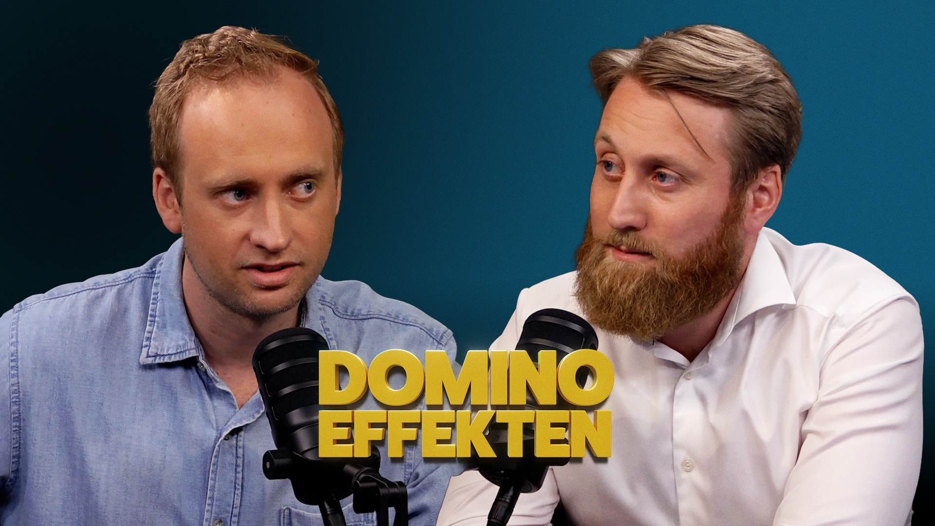 Två män sitter framför mikrofoner och talar. Bakom dem syns texten Domino Effekten mot en blå bakgrund.