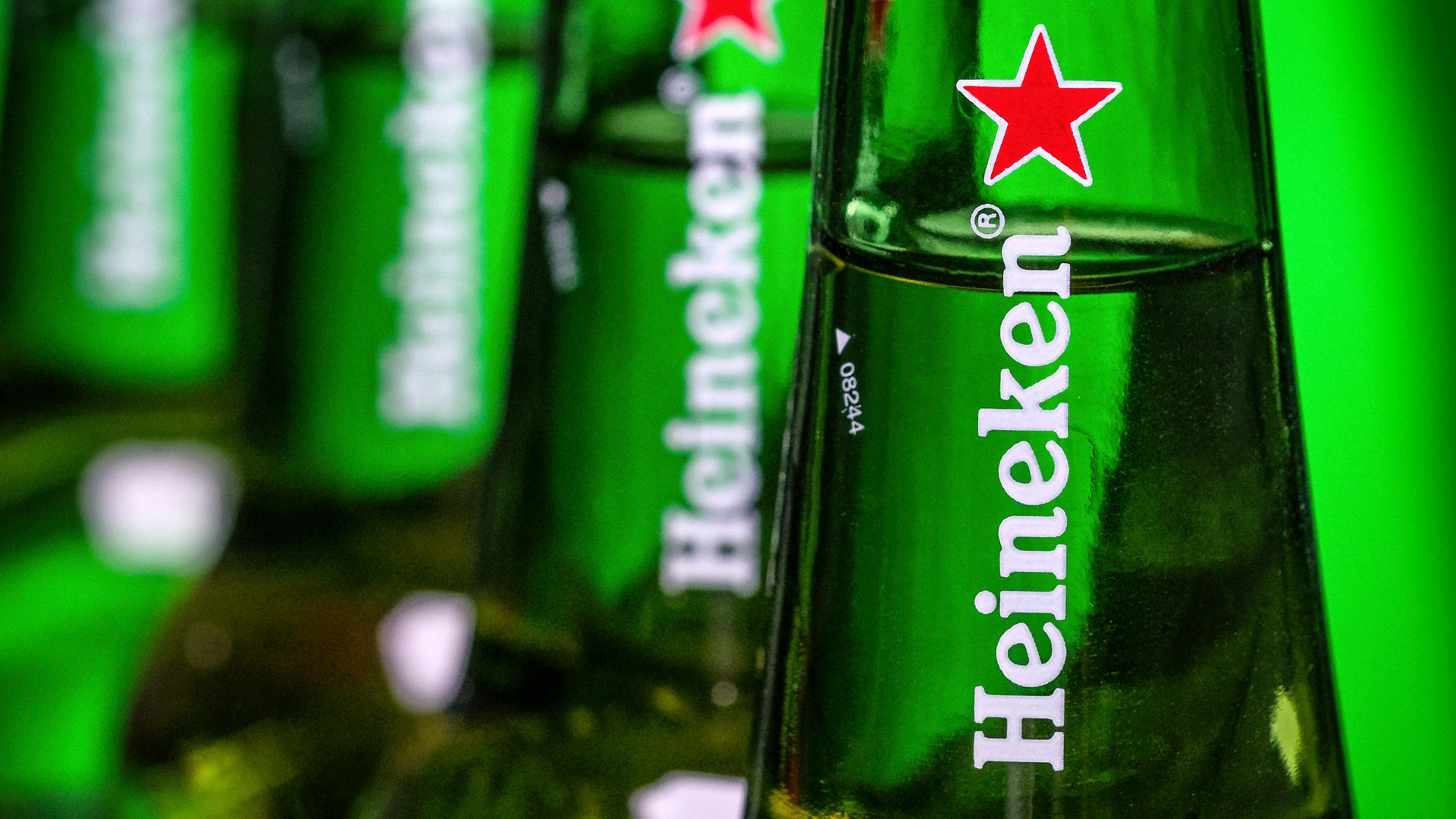 Flaskor med ölen Heineken
