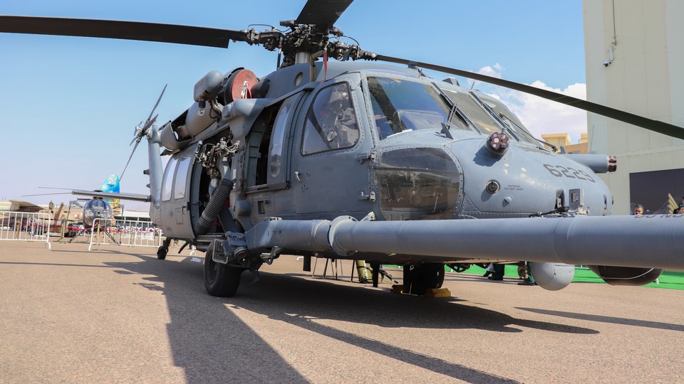 Helikoptern HH-60W sår och blänker i solen på en amerikansk militärbas.