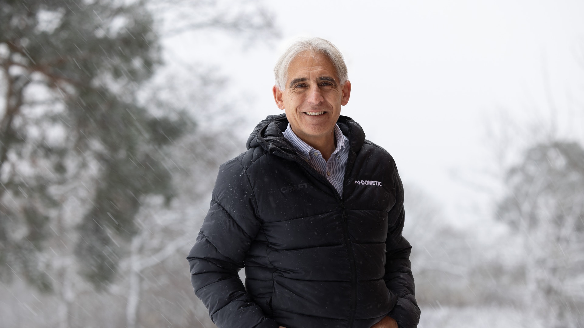 Porträtt av en man utomhus i vinterlandskap