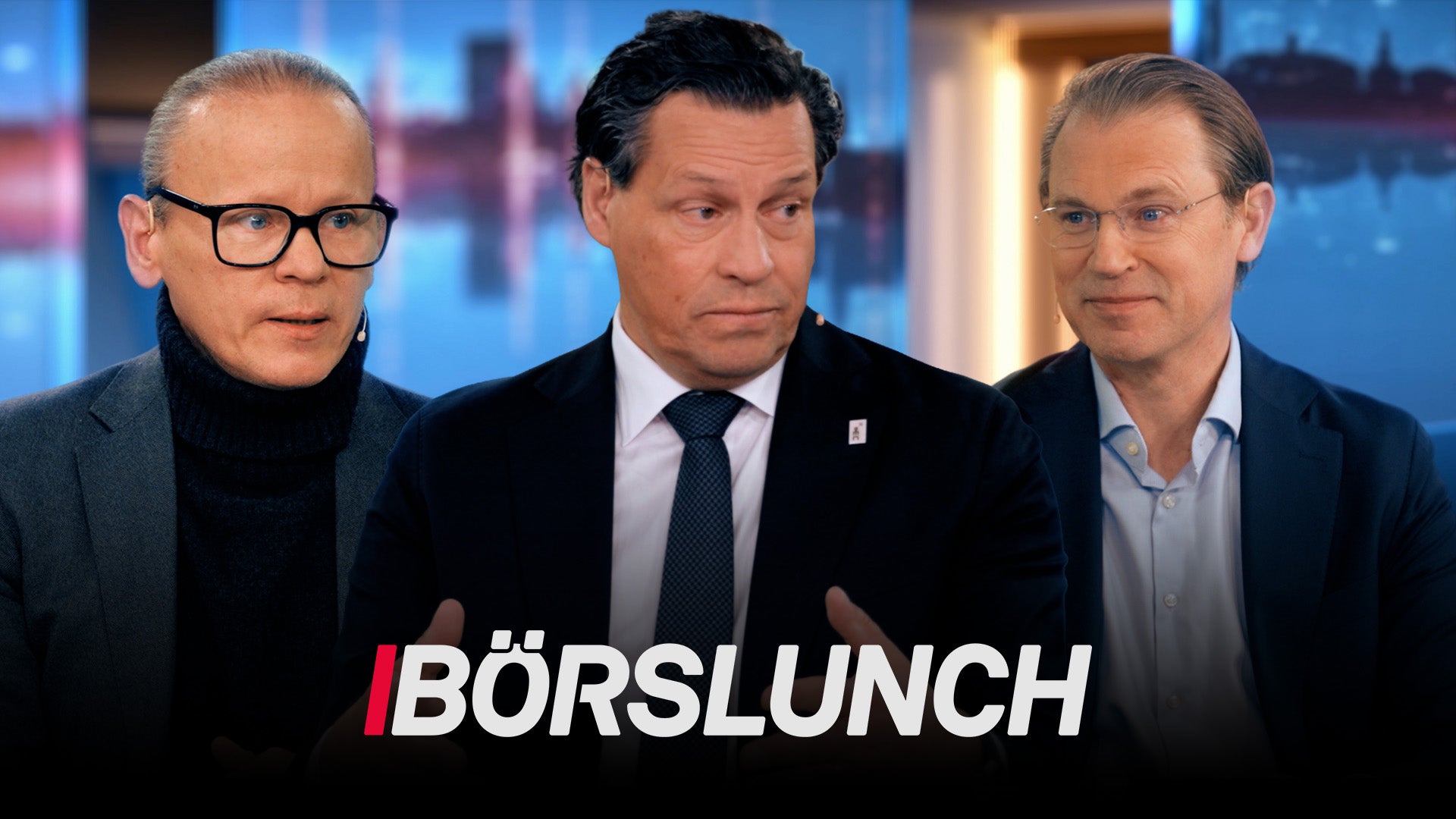 Tre män i affärskläder i en studiomiljö med stadsvy i bakgrunden. Texten Börslunch visas längst ned.