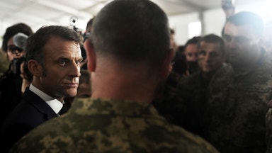 Franska försvarsambitioner pressas av skenande statsskuld