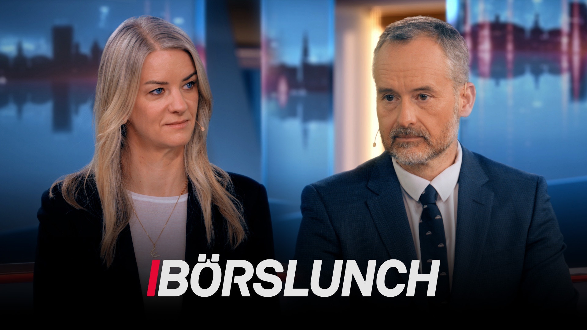 Två personer sitter framför en stadshorisont i bakgrunden. Texten "Börslunch" visas längst ned på bilden.