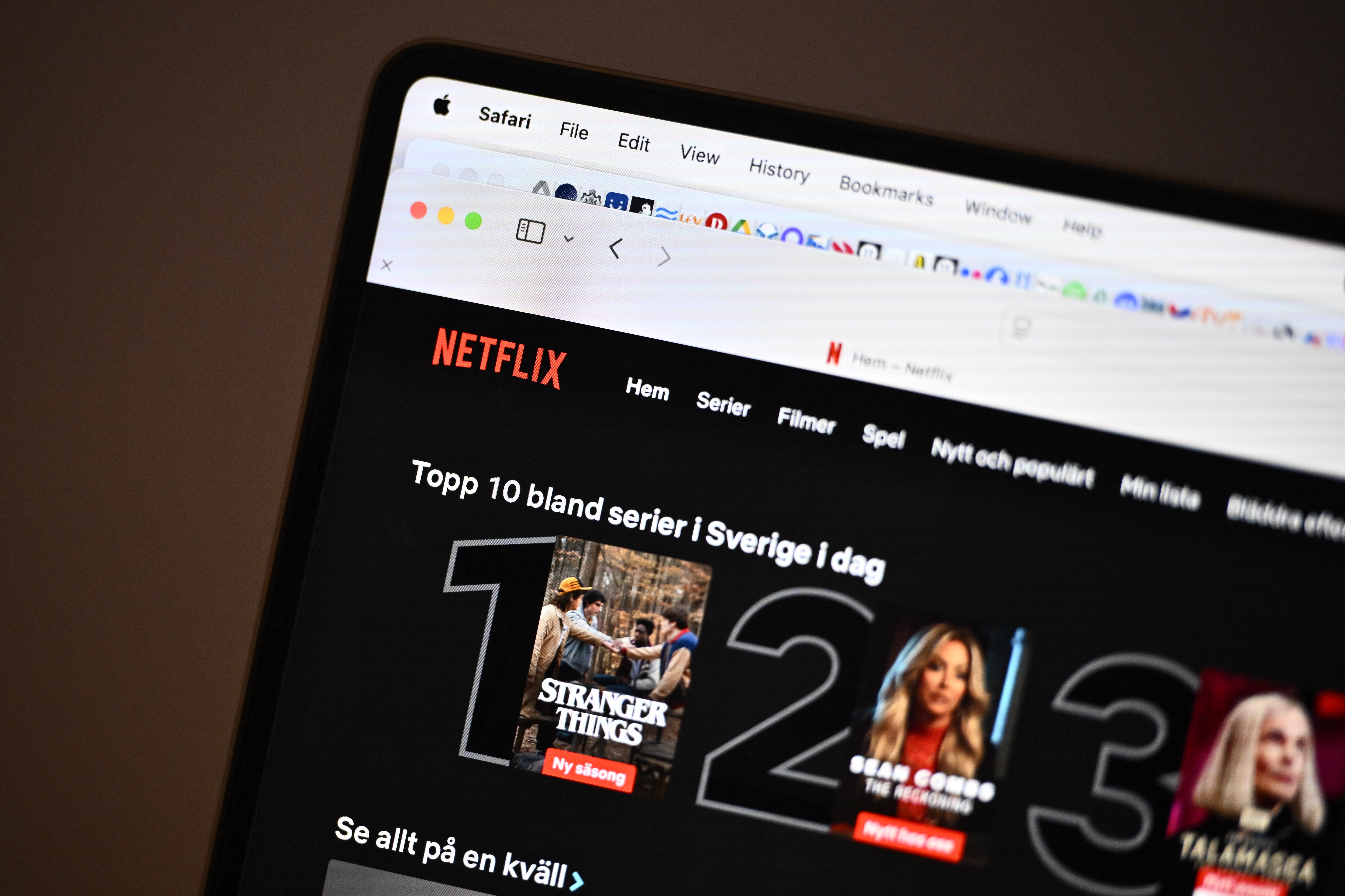 Netflix-gränssnitt på en datorskärm som visar populära TV-serier
