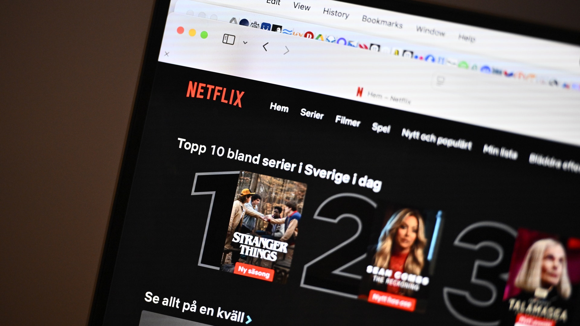 Netflix-gränssnitt på en datorskärm som visar populära TV-serier