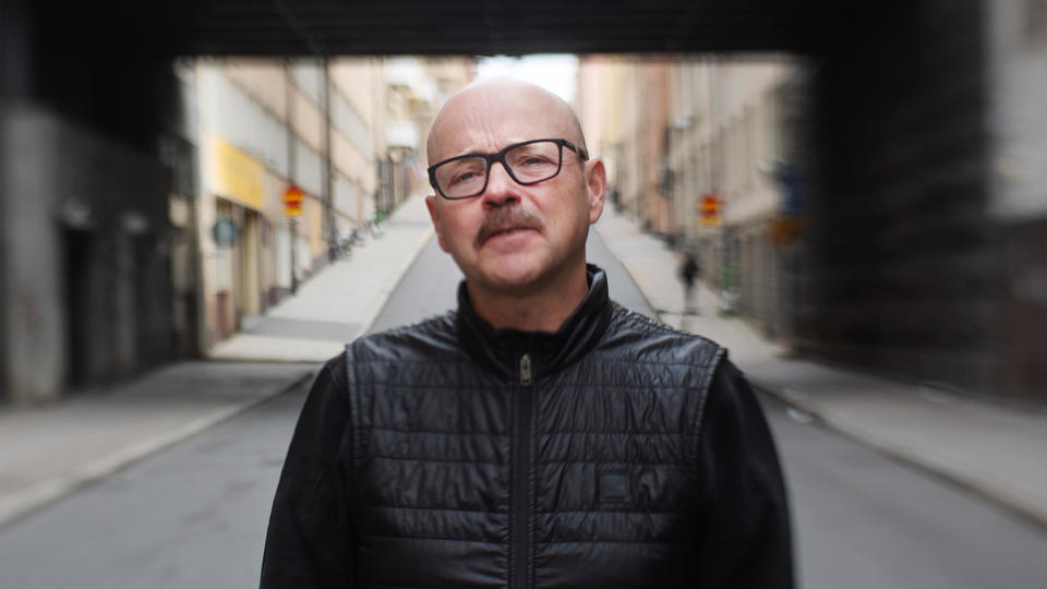 Närbild på Castellums nye vd Pål Ahlsén. Han bär svart väst.