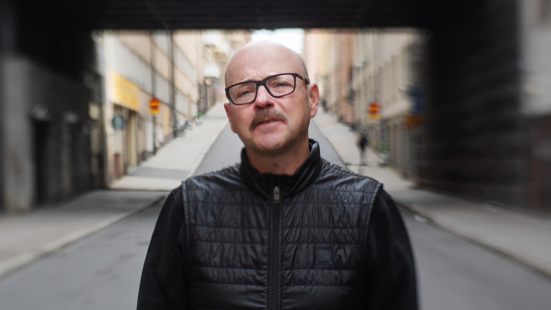 Närbild på Castellums nye vd Pål Ahlsén. Han bär svart väst.