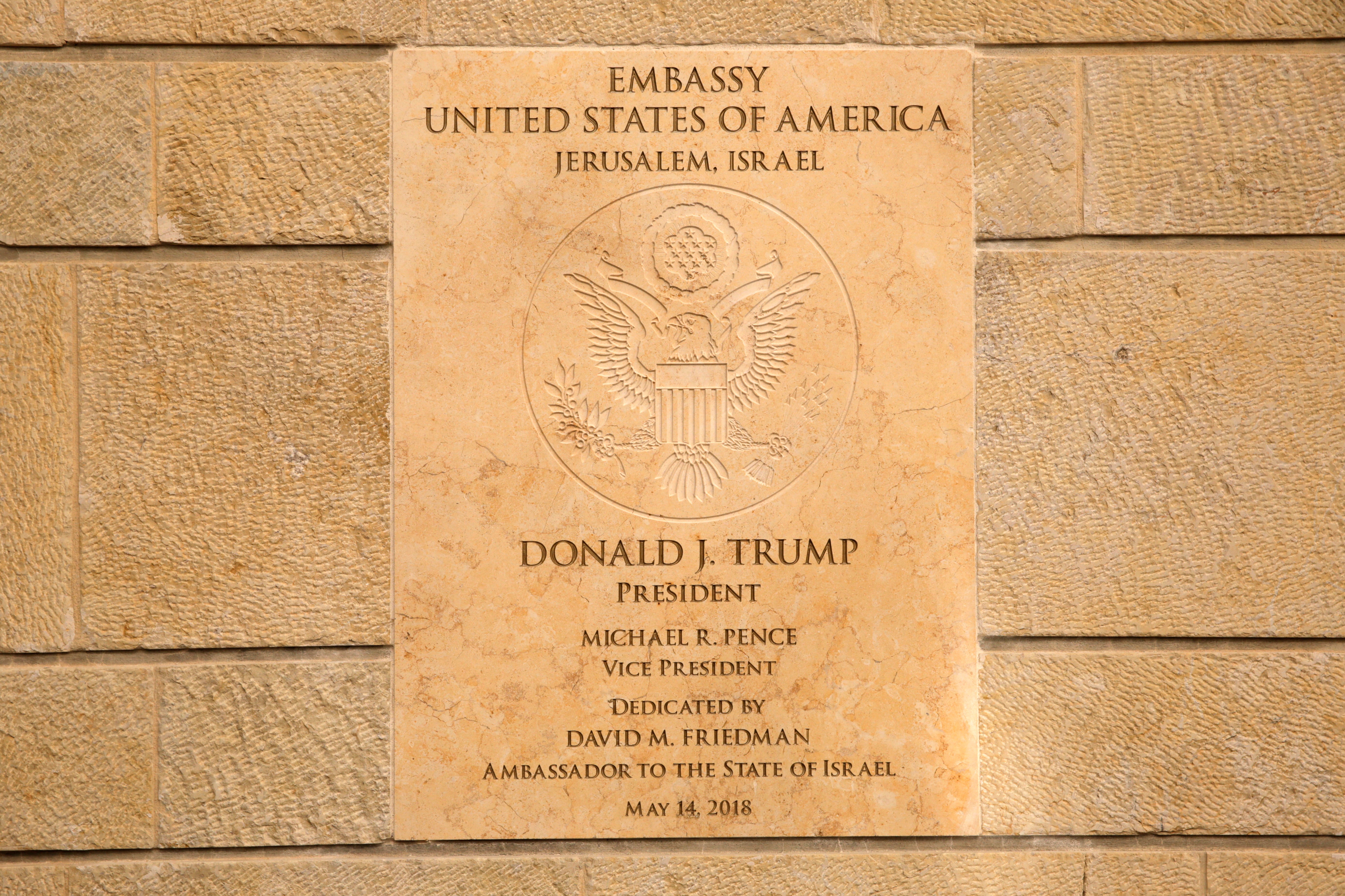Dedikationsplakett för USA:s ambassad i Jerusalem med amerikansk örn och text om presidenten och ambassadören.