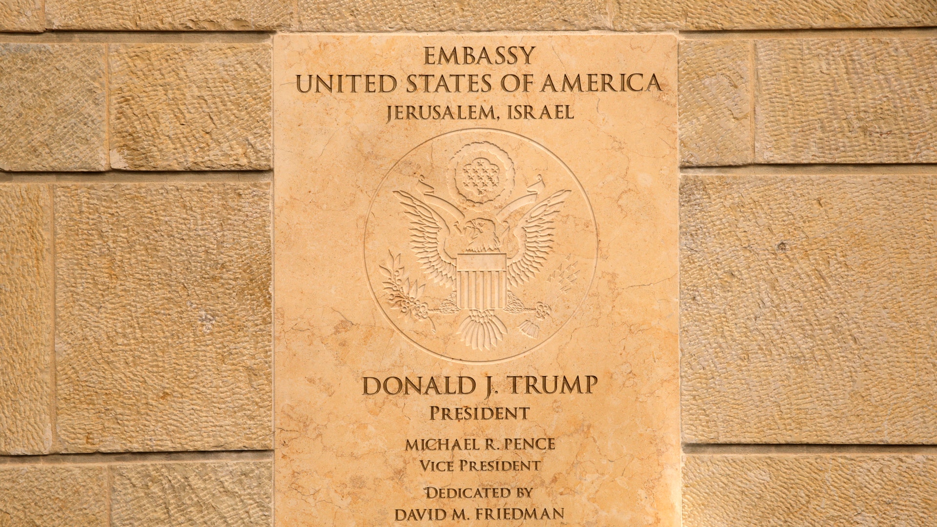 Dedikationsplakett för USA:s ambassad i Jerusalem med amerikansk örn och text om presidenten och ambassadören.