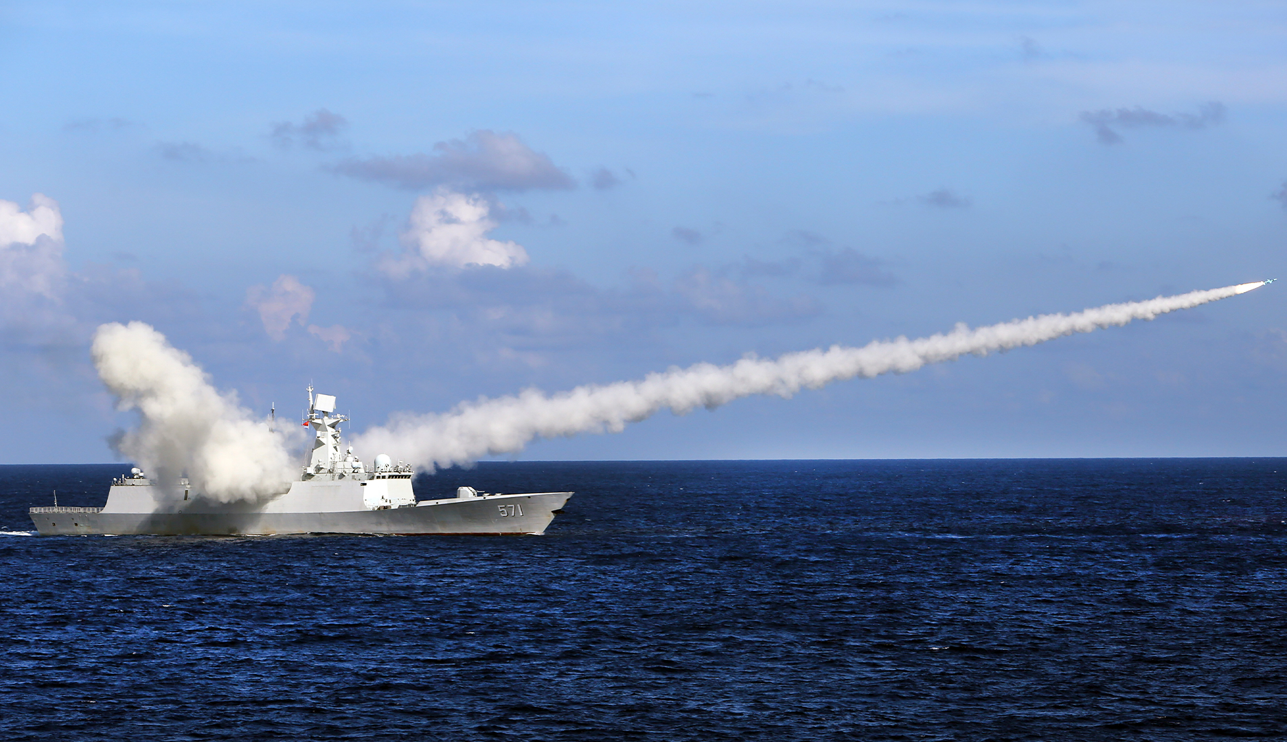 Arkivbild. Kinesisk fregatt avfyrar en sjömålsrobot under en militärövning nära Paracelöarna i Sydkinesiska havet. 