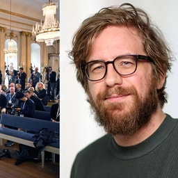 Bildkollage. Till vänster journalister och fotografer i en festlig sal med kristallkronor. Till höger ett porträtt av en leende man med skägg och glasögon.