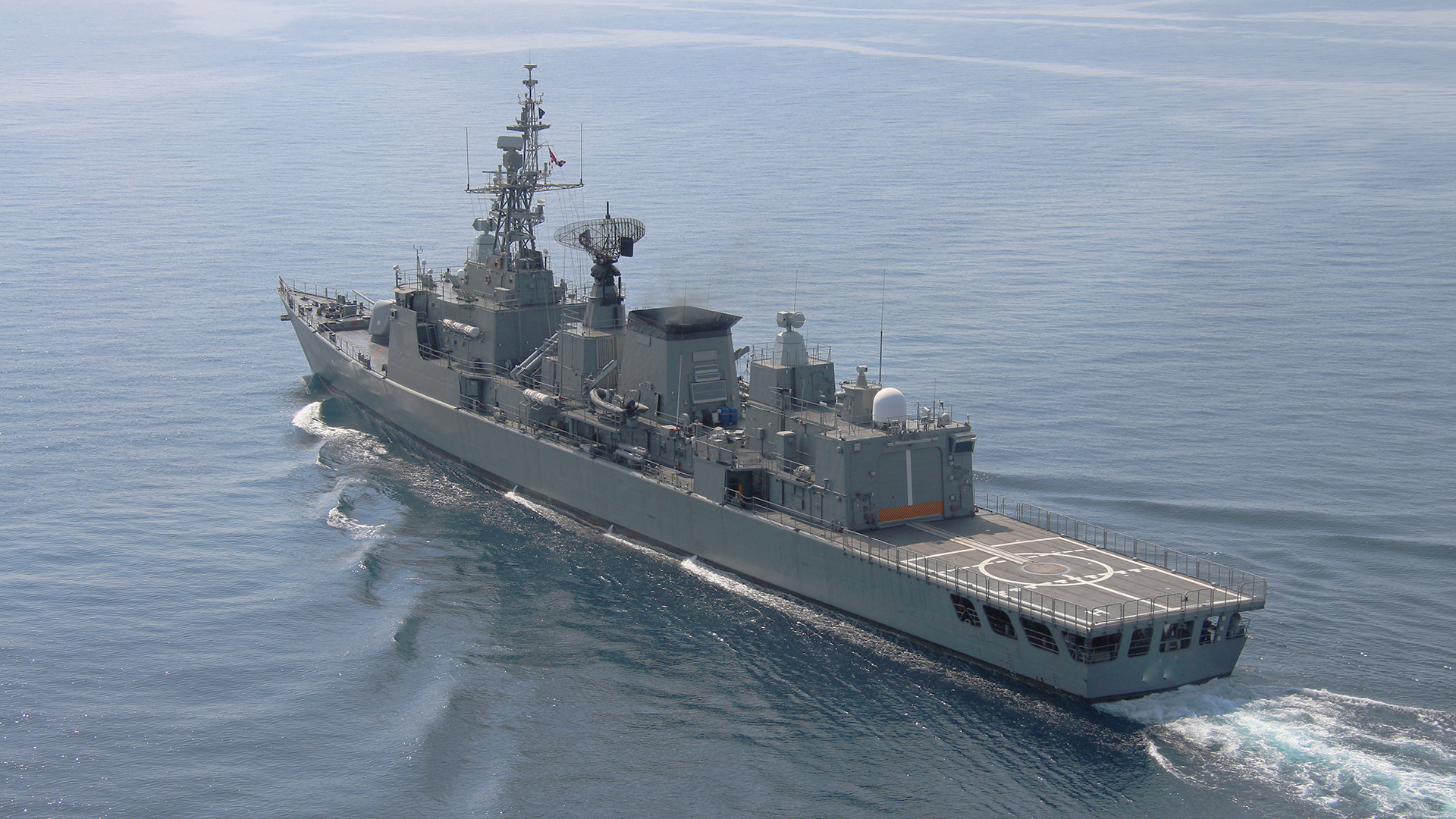 En oljetransport åker igenom Hormuzsundet.