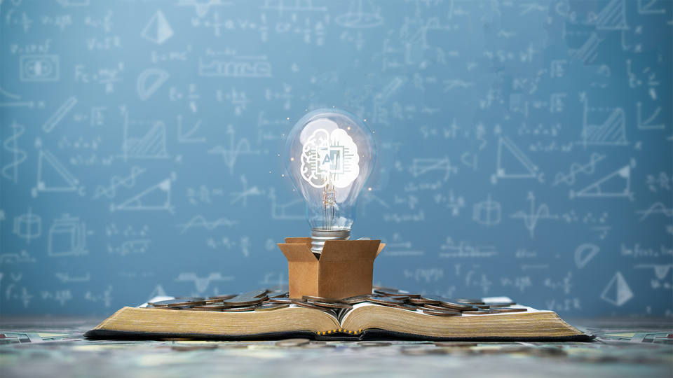 En iscensatt bild på artificiell intellegens där en glödlampa lyser över en bok belastad av mynt.
