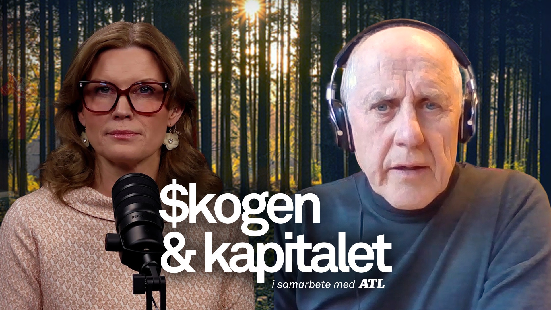 Två personer i en podcast-inspelning med skogsbakgrund. En kvinna med glasögon och en man med hörlurar sitter vid mikrofoner. Texten "Skogen & kapitalet" syns tillsammans med undertexten "I samarbete med ATL".