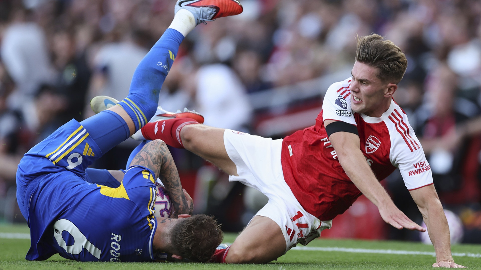 Två fotbollsspelare i en intensiv duell på fotbollsplanen under en match.