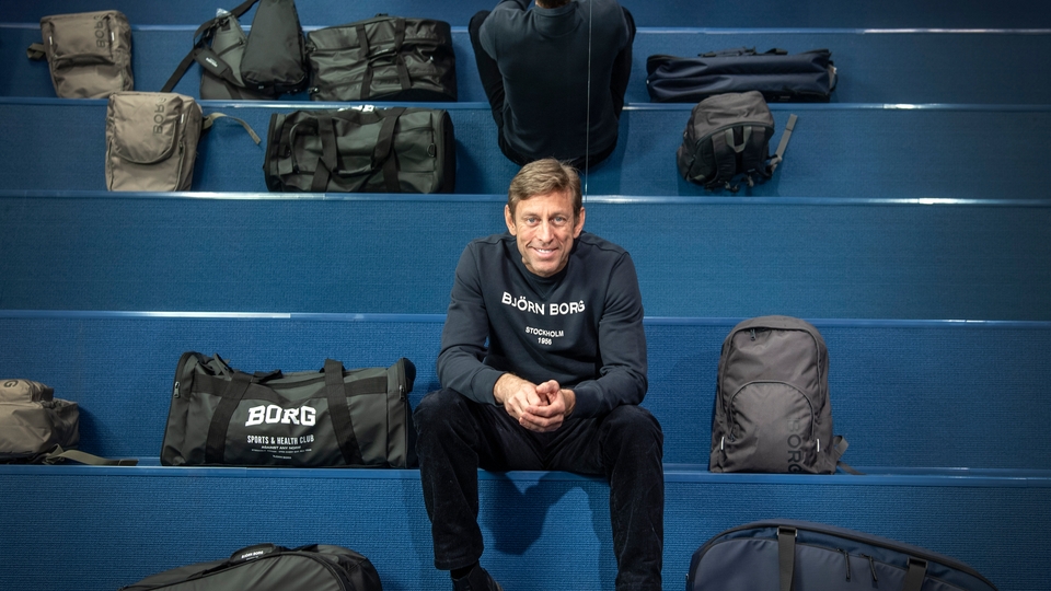 Henrik Bunge, vd Björn Borg sitter på en läktare omgiven av Björn Borg-varor.