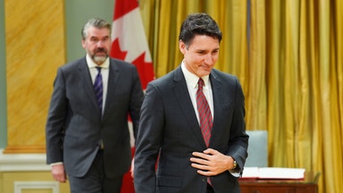 Justin Trudeau avgår – valutan stärks