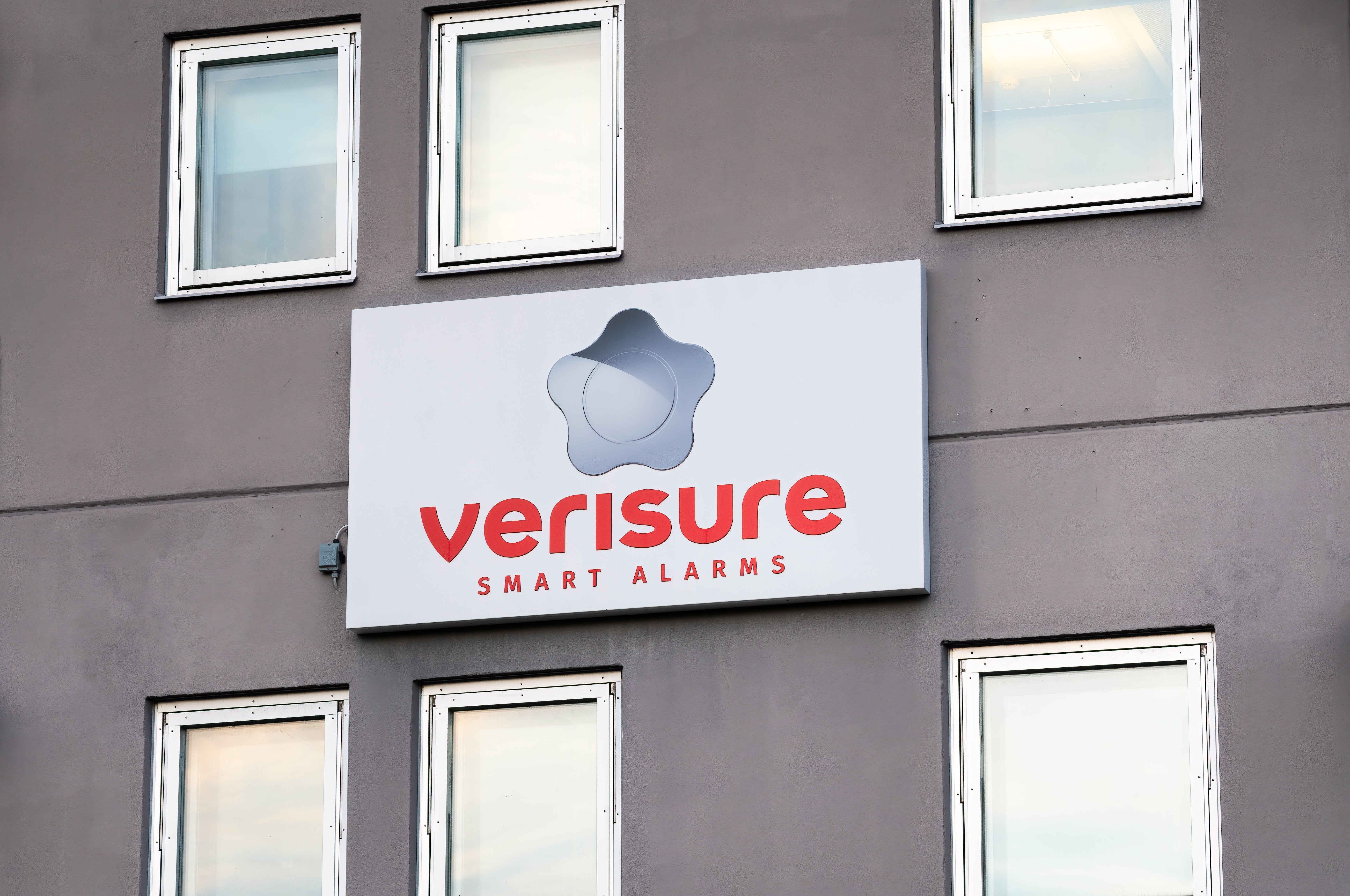 Verisures logga på en grå fastighet.