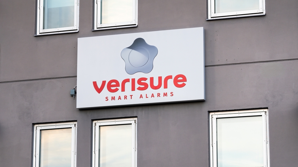 Verisures logga på en grå fastighet.