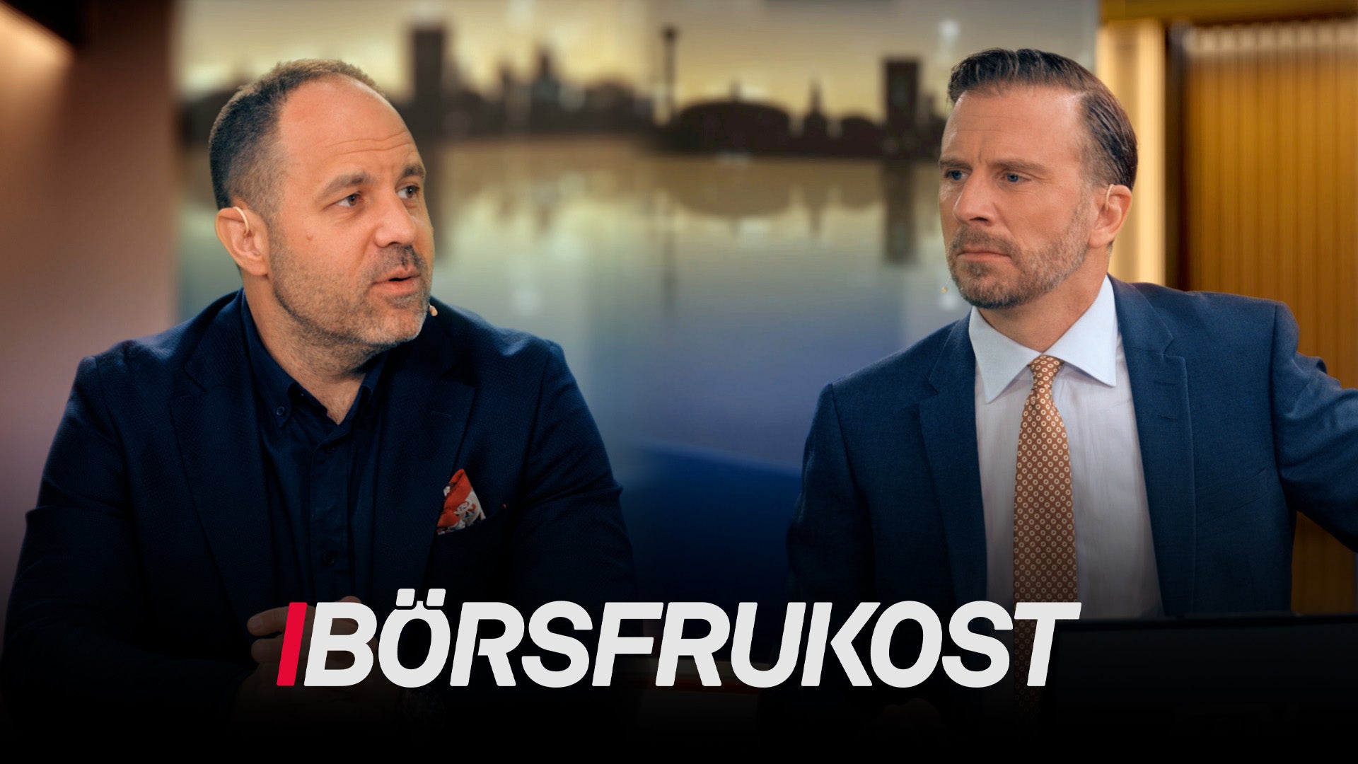 Två män i business-kläder sitter och diskuterar i en studio. Texten Börsfrukost visas längst ned på skärmen.