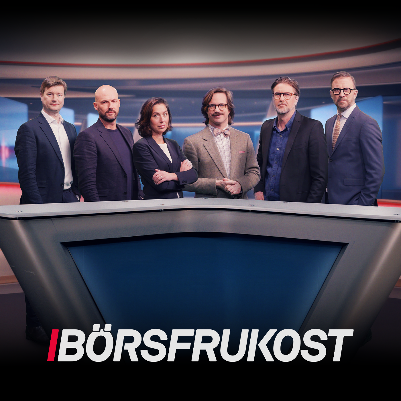Sex personer står bakom ett studioskrivbord i en TV-studio. Logotypen Börsfrukost syns längst ned på bilden.