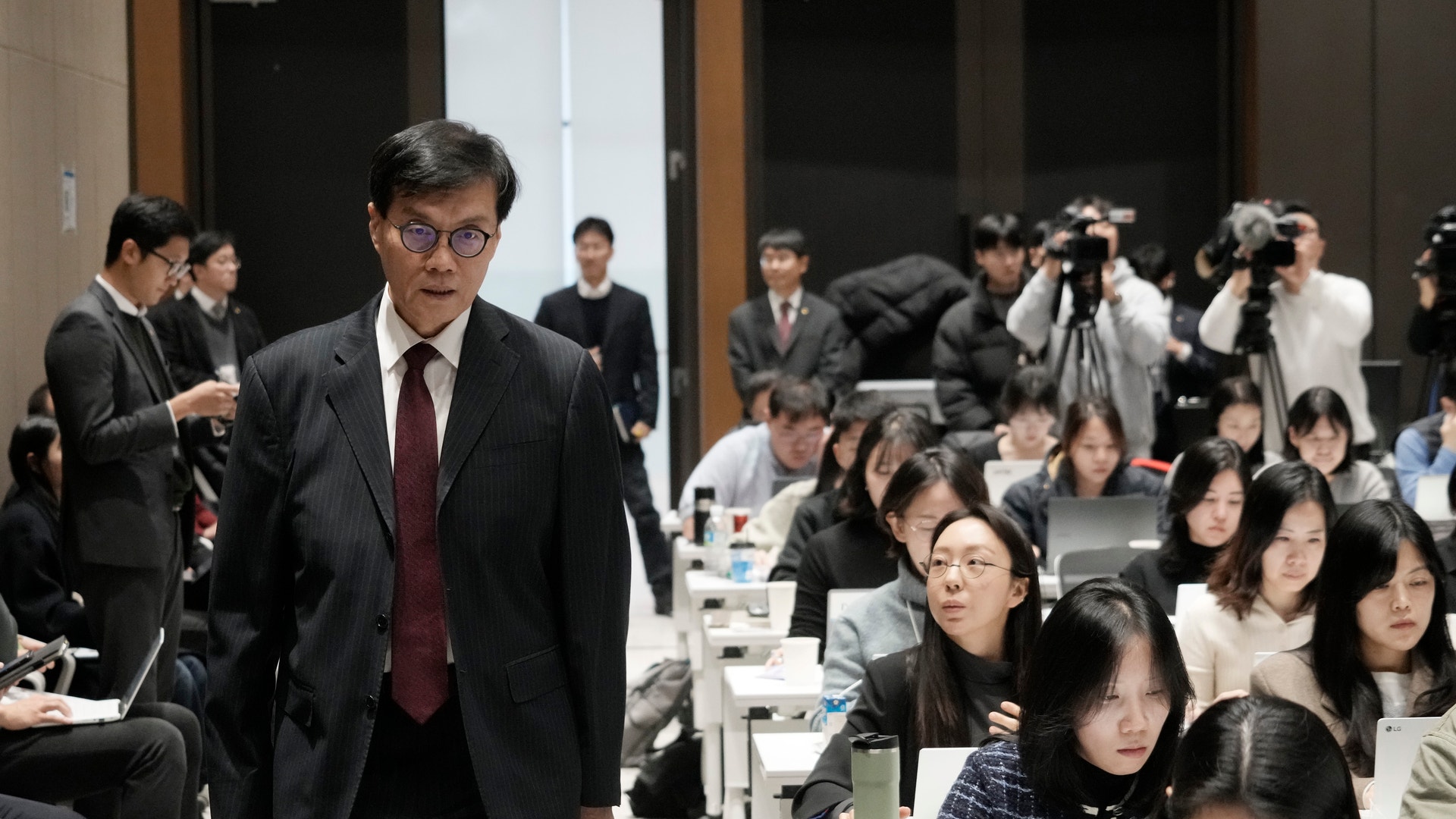 Bank of Koreas chef Rhee Chang-yong anländer för att hålla en presskonferens i centralbankens lokaler i Seoul, Sydkorea.