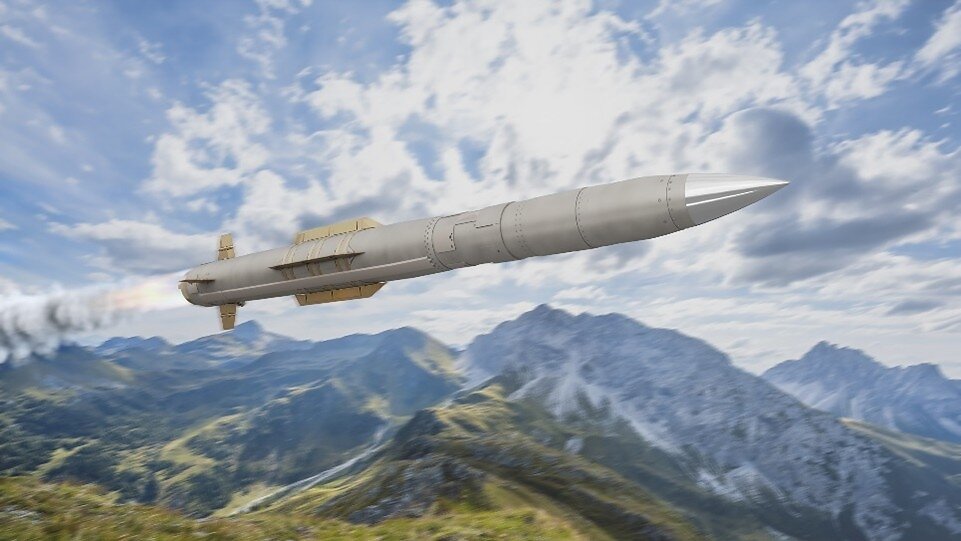 Illustration av en missil som flyger över ett berglandskap under en molnig himmel.