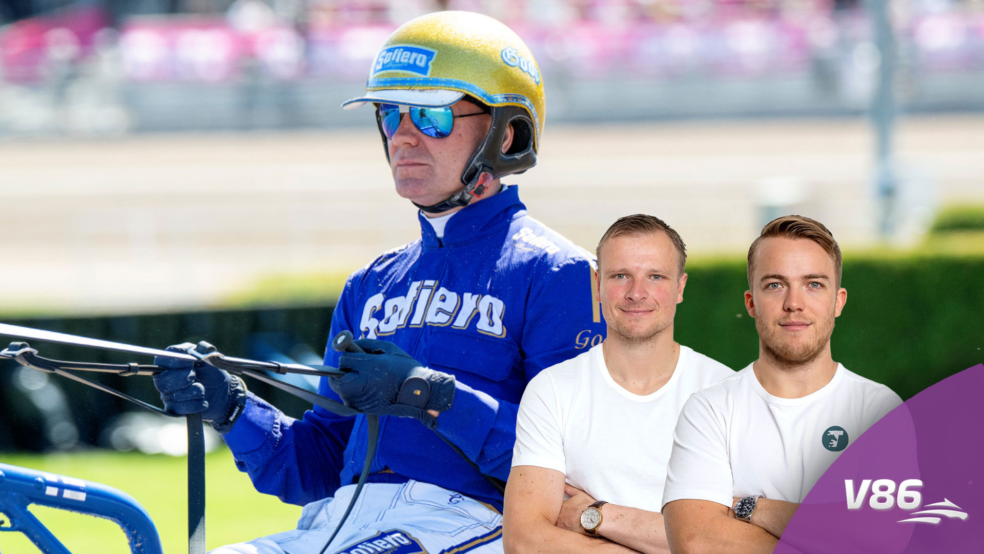 En jockey i blå outfit och gul hjälm sitter på en travhäst. Två män i vita t-shirts står bredvid hästen. I bakgrunden syns en travbana med publik.