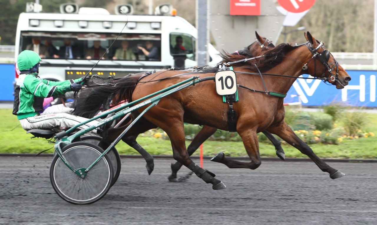 Unique Juni avgör starkt till seger på Vincennes. Foto: Gerard Forni, Scoop Dyga