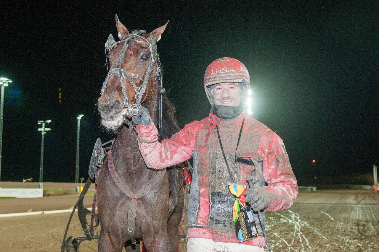 Dubbelmiljonären slutar - skänks till skötaren
