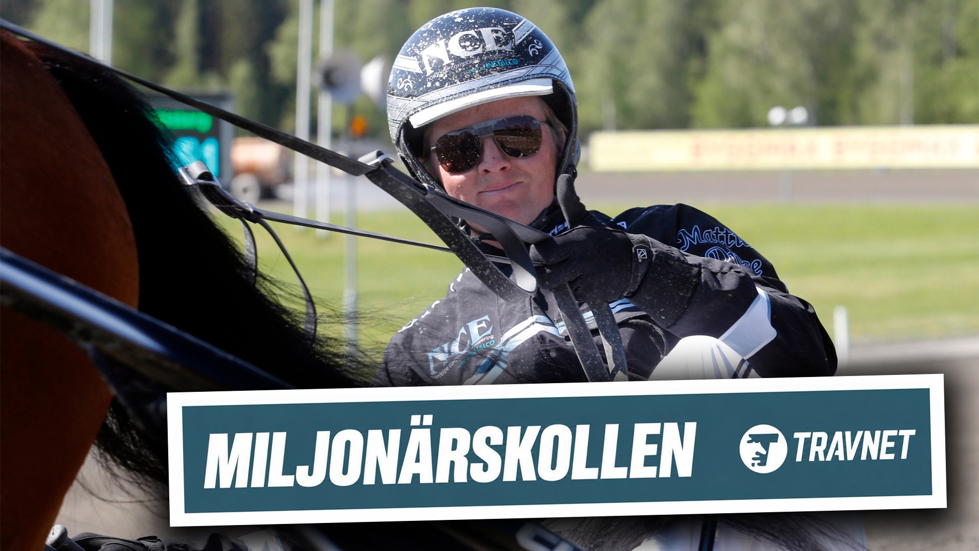 En person i motorcykelhjälm och solglasögon sitter i en bil. Bilden har en banner med texten "Miljönärskollen Travnet" längst ned.