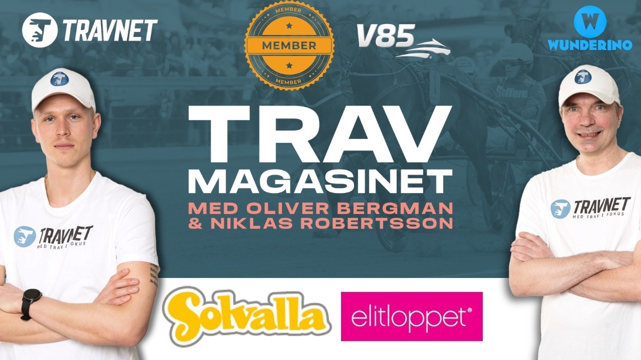 Promobild för Trav Magasinet podcast med två värdar i vita TRAVNET-tröjor. Bilden visar logotyper för TRAVNET, V85, Wundering, Salvalla och elittoppet samt medlemsbricka.