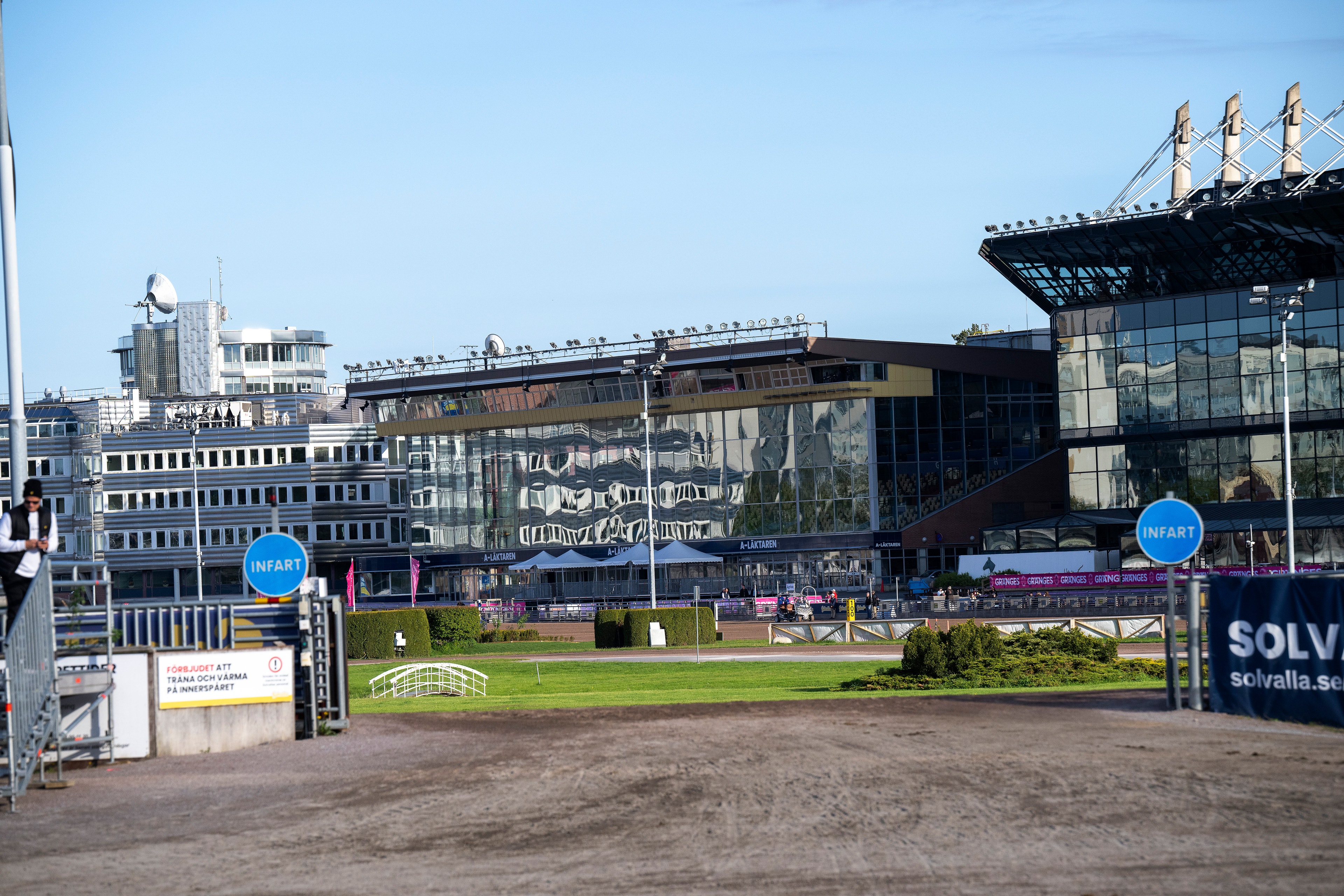 Solvalla travbana med moderna byggnader, gräsplan och tävlingsanläggning i stadsmiljö.

Solvalla