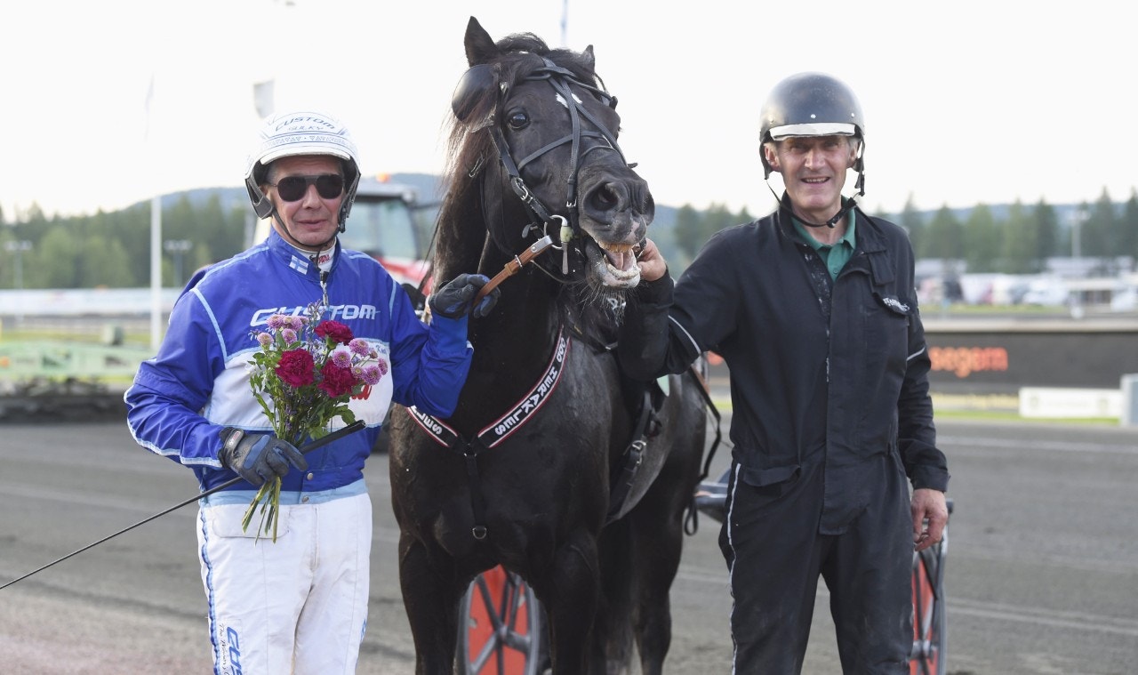 Kontio och Romtveit flankerar Odd Herakles efter uppvisningen i Bollnäs. Foto: Christer Norin, ALN