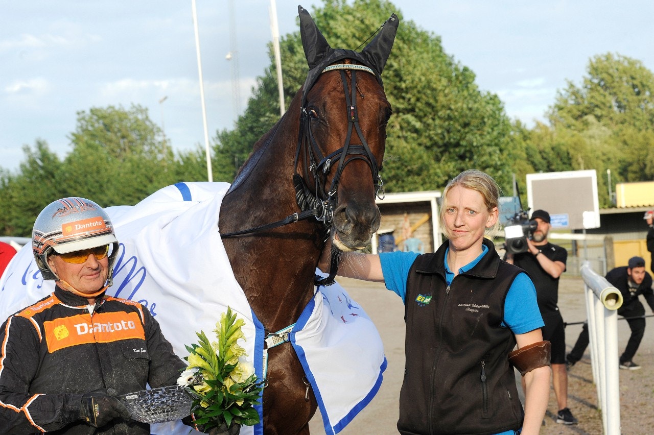 Empire, med Ken Ecce, efter en vinst på Jägersro. Foto: Jörgen Tufvesson, ALN