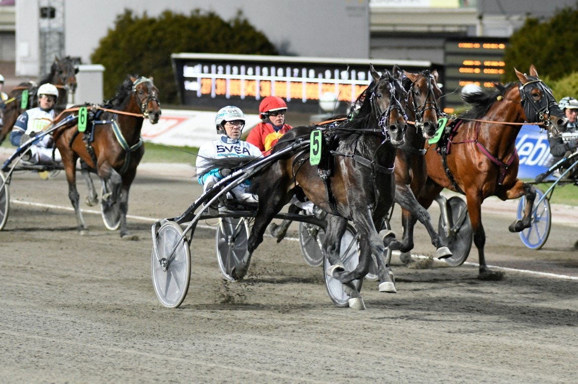 Aetos Kronos tar ned Green Manalishi i uttagningen. På lördag möts de igen i finalen av Kungapokalen. Foto: Göran Lindskog, ALN