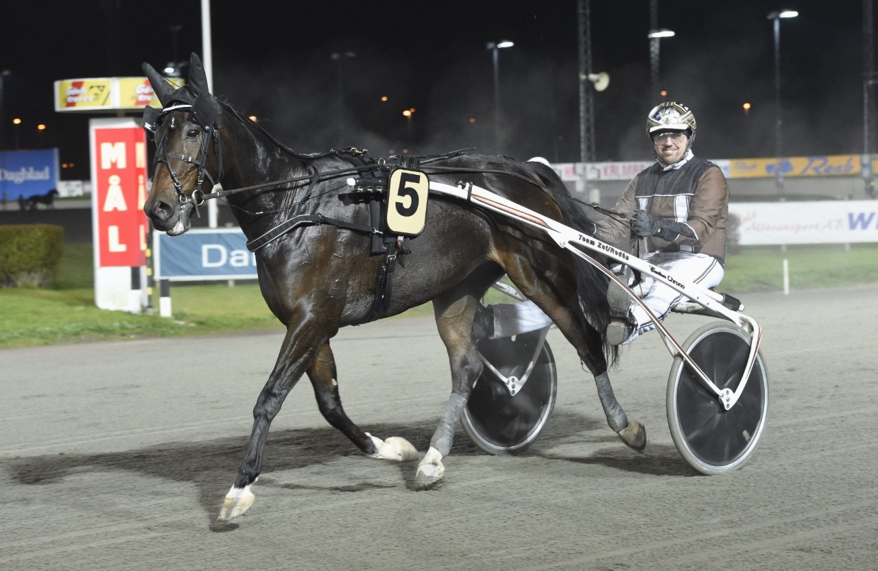 Daniel Redén har flera fina chanser på Färjestad - Foto: ALN