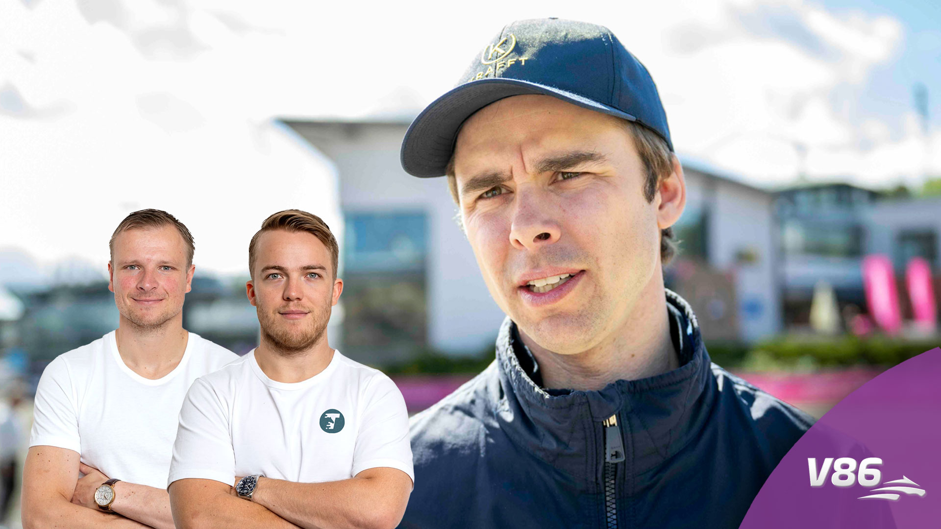 Tre män utomhus. En man i förgrunden bär blå keps och mörkblå jacka. Två män står i bakgrunden. Industriell miljö syns i bakgrunden.