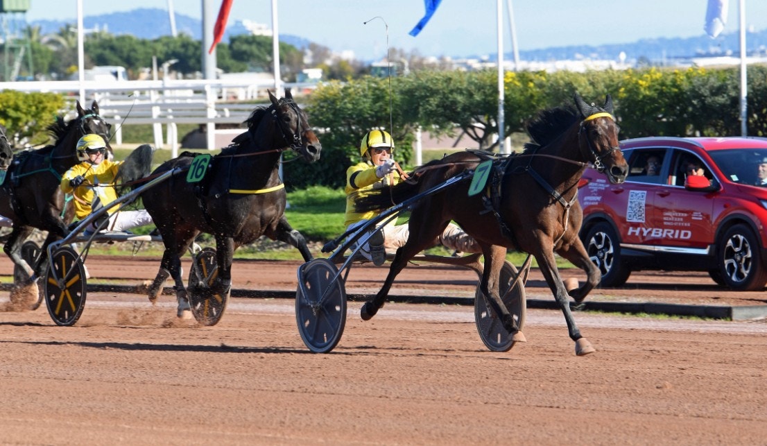 Elsa de Belfonds vinner före Earl Simon. Foto: Gerard Forni, Scoop Dyga