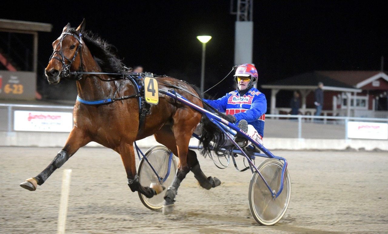 Rossi Palema är spelet i avslutningen. Foto: Martin Langels, ALN