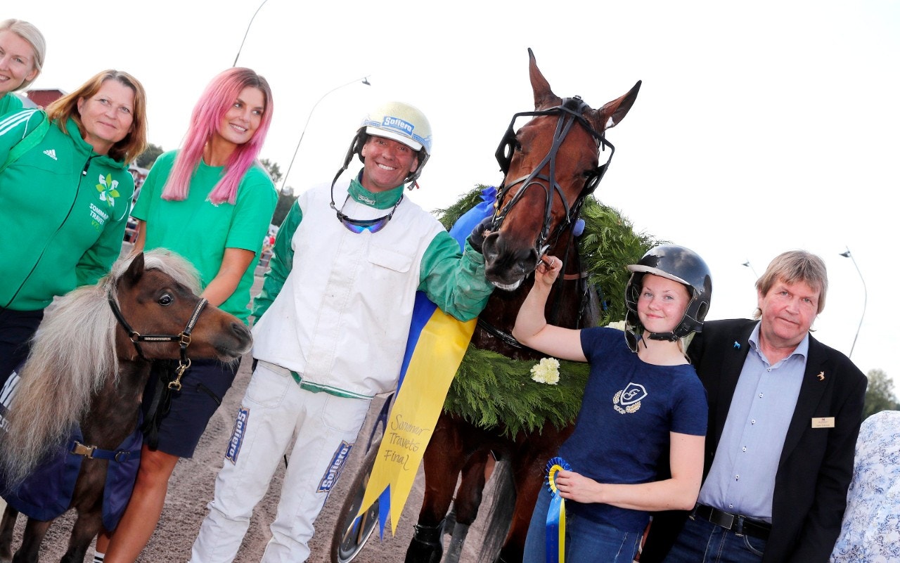 Royal Navy Neo anförde Sommartravets final i Rättvik från start till mål. Foto: Micke Gustafsson, ALN